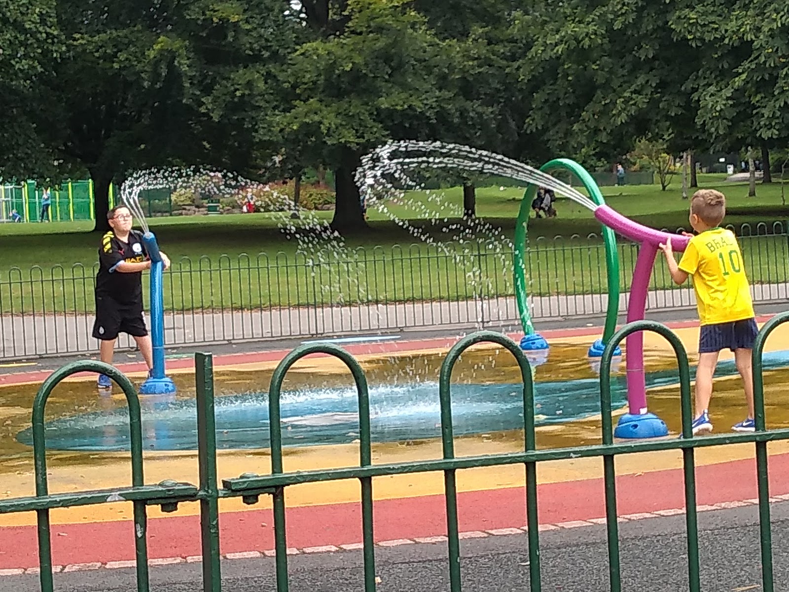 https://whatremovals.co.uk/wp-content/uploads/2022/02/Mary Stevens Park-300x225.jpeg